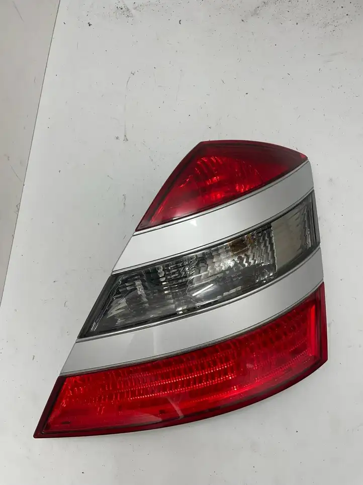 Mercedes-Benz S W221 (2005 - 2013) A2218200264 Задний фонарь в кузове — фото 1