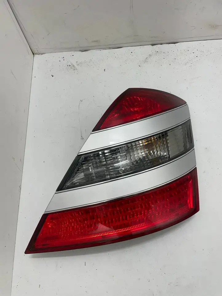 Mercedes-Benz S W221 (2005 - 2013) A2218200264 Задний фонарь в кузове — фото 1