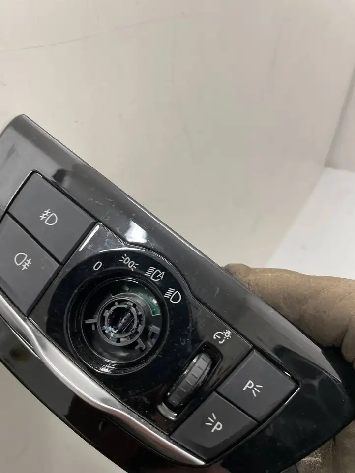 BMW 7 G11 G12 (2015 - 2022) 9493734 Включатель фонарей — фото 1
