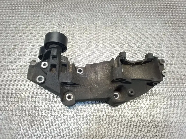 Opel Vivaro (2006 - 2014) 8200527320C Кронштейн генератора — фото 1