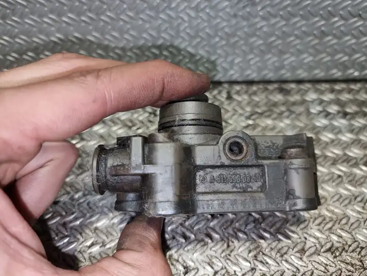 Mercedes-Benz Sprinter W901 W902 W903 W904 (1995 - 2007) A6110900350 Топливный насос — фото 2