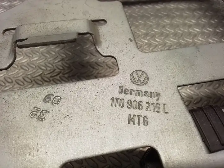 Volkswagen Caddy (2004 - 2010) 1T0906216L Кронштейн ЭБУ двигателя — фото 2