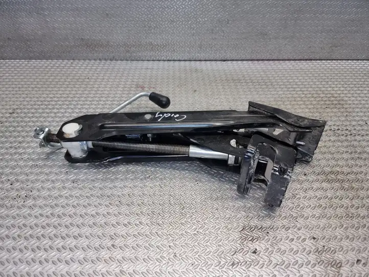 Volkswagen Caddy (2010 - 2015) Домкрат — фото 1