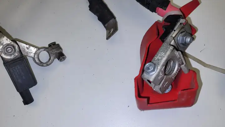 Dodge Ram (2018 - )  P68358005AE Плюсовый провод (аккумулятора)