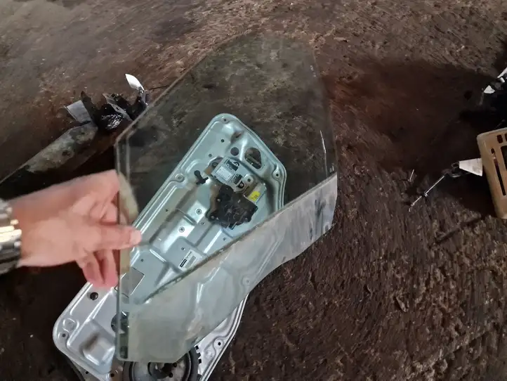 Volvo S80 (2006 - 2009)   Основное стекло передних дверей (четырехдверного автомобиля)