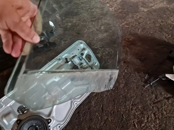 Volvo S80 (2006 - 2009)   Основное стекло передних дверей (четырехдверного автомобиля)