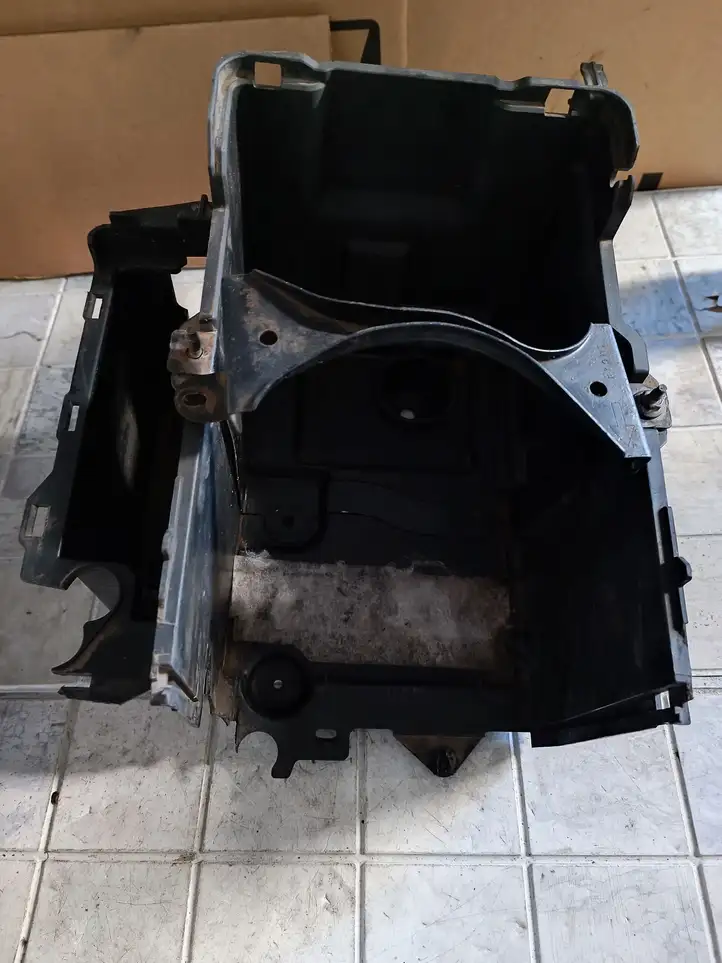 Mazda 5 (2005 - 2010) CC2956040 Ящик аккумулятора — фото 4