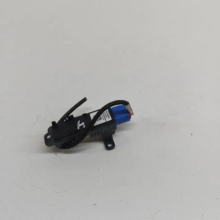 Tesla Model Y (2019 - 2024)  109297800C Боковая камера в крыле