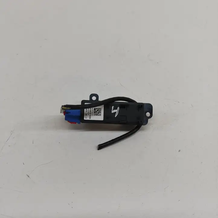 Tesla Model Y (2019 - 2024)  109297800C Боковая камера в крыле