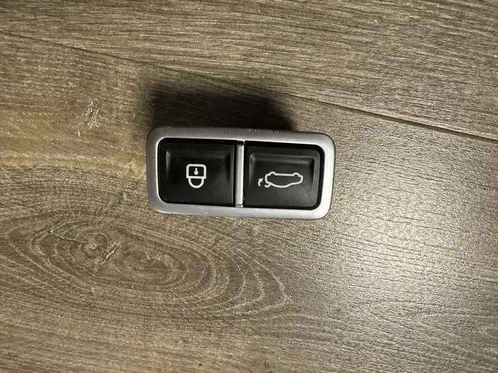 Hyundai IONIQ 6 (2022 - ) 81207T1000 Кнопка закрытия багажника — фото 1