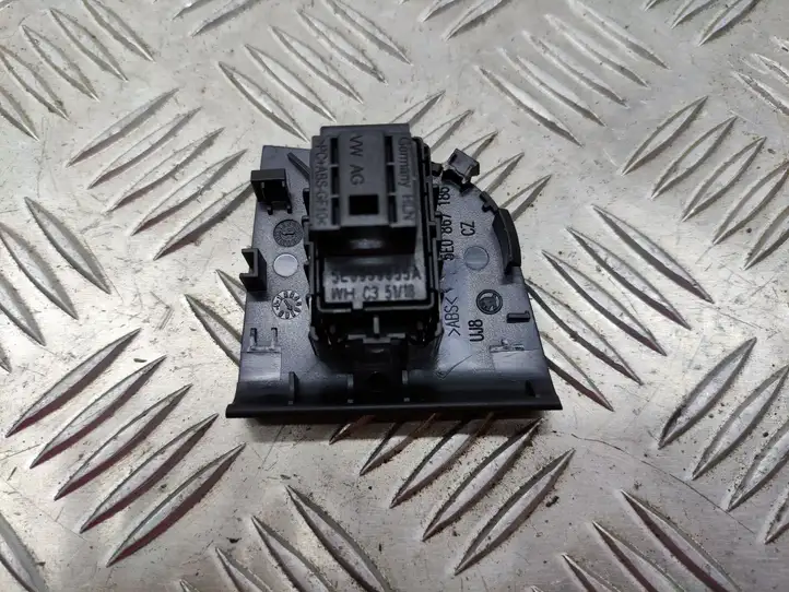Skoda Octavia Mk3 (5E) (2013 - 2019) 5E0959855A Кнопка стеклоподъемников — фото 2