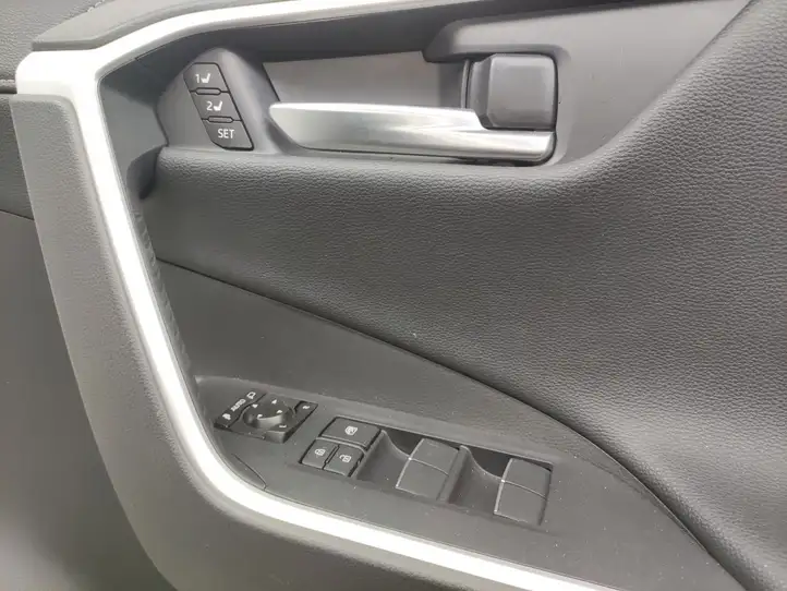 Toyota RAV 4 (XA50) (2018 - ) Обшивка передней двери — фото 3