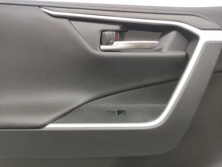 Toyota RAV 4 (XA50) (2018 - ) Обшивка передней двери — фото 2