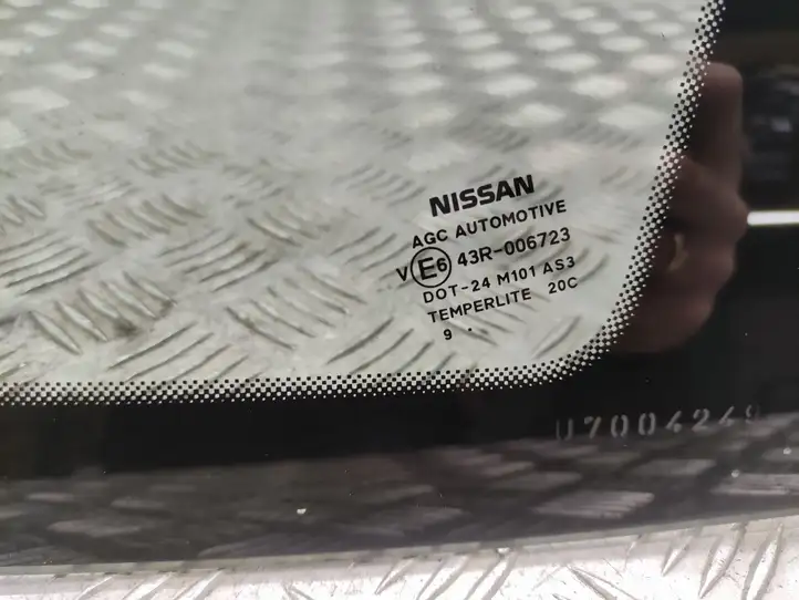 Nissan Qashqai (2010 - 2013) Заднее боковое стекло — фото 2