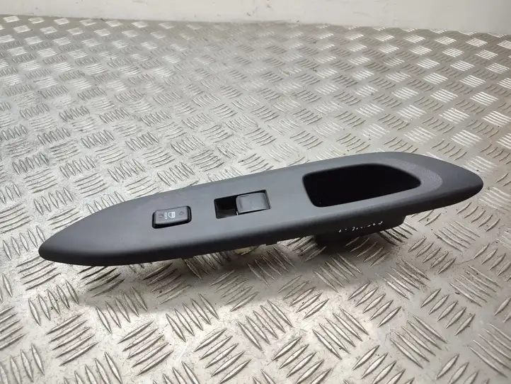 Toyota Yaris (2005 - 2009) Кнопка стеклоподъемников — фото 1