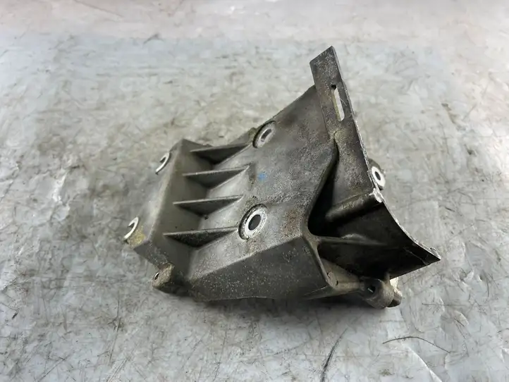 Audi A8 S8 D3 4E (2005 - 2007) 057130147R Кронштейн топливного насоса — фото 2