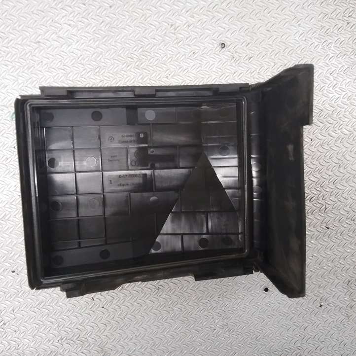 Volkswagen PASSAT B6 (2005 - 2010)  1KO937132F Крышка ящика предохранителей