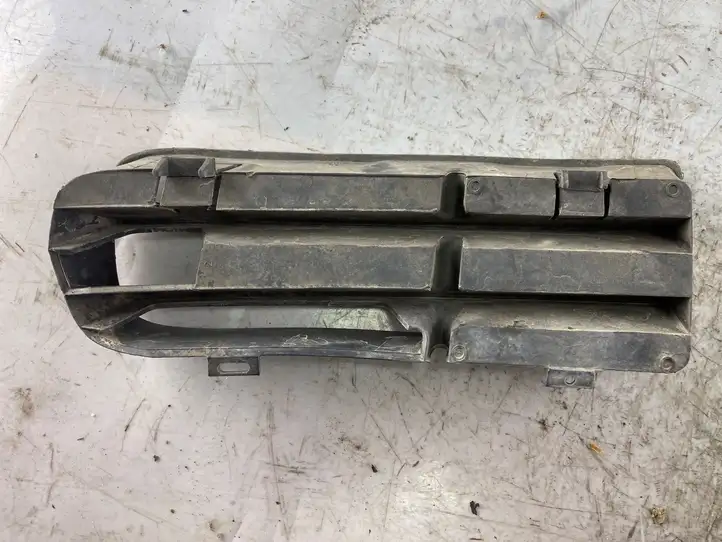 Volkswagen Golf IV (1998 - 2005) 1j0853665b Нижняя решетка переднего бампера — фото 3