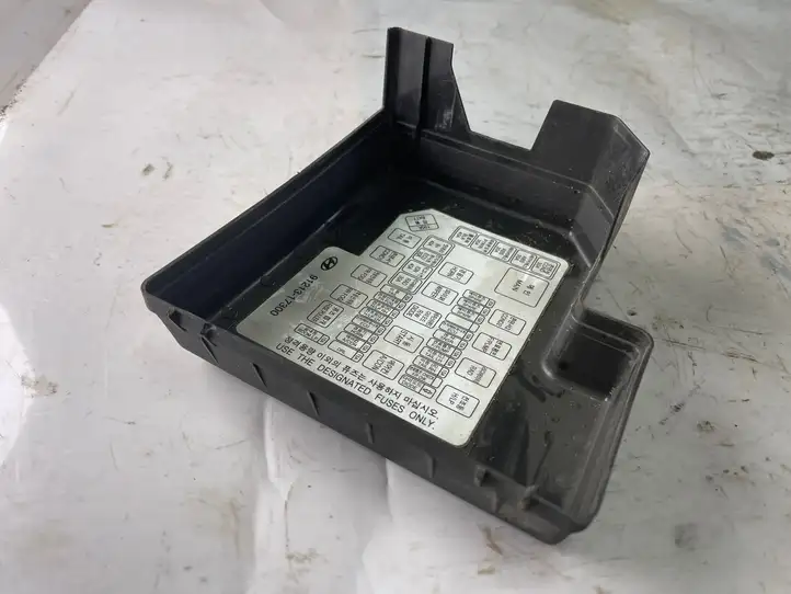 Hyundai Matrix (2001 - 2005) 9121317300 Крышка ящика предохранителей — фото 3