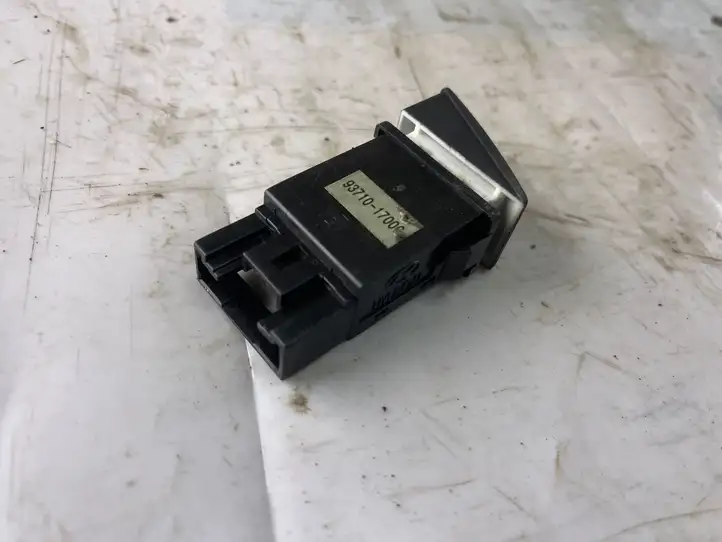 Hyundai Matrix (2001 - 2005) 9371017000 Кнопка обогрева стекла — фото 3