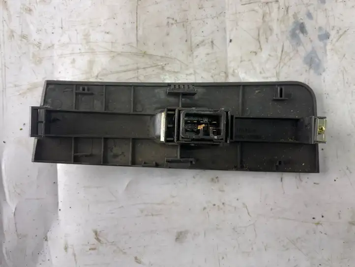 Hyundai Matrix (2001 - 2005) 9358017000yn Кнопка стеклоподъемников — фото 2