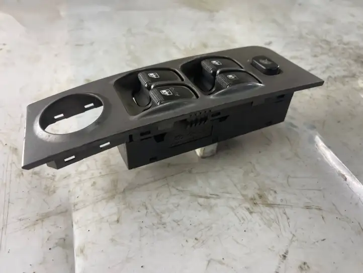 Hyundai Matrix (2001 - 2005) 9357017100yn Кнопка стеклоподъемников — фото 2