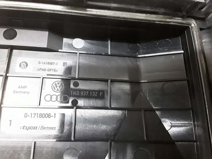 Volkswagen Golf Plus (2004 - 2008)  1K0937132F Крышка ящика предохранителей