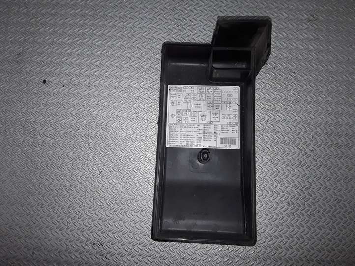 Kia Magentis (2003 - 2006)   Крышка ящика предохранителей