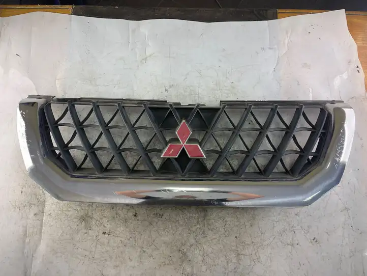 Mitsubishi Pajero Sport I (2004 - 2008) Mr47859798 Верхняя решетка радиатора — фото 1