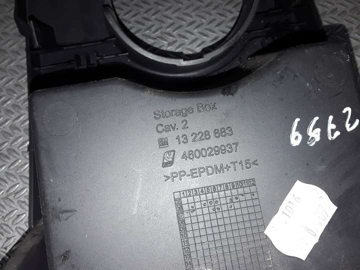 Opel Corsa D (2006 - 2010)  13228683 Крышка ящика предохранителей