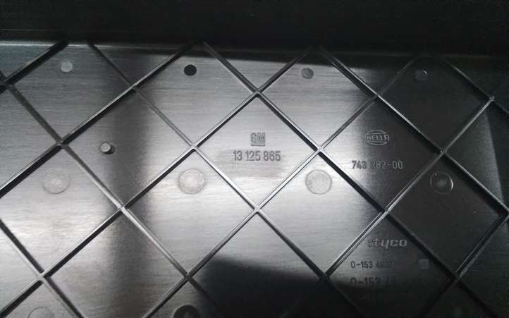 Opel Astra (2004 - 2009)  13125865 Крышка ящика предохранителей