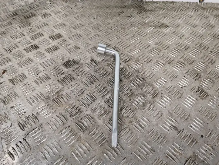 Toyota GT 86 (2012 - ) Баллонный ключ — фото 2