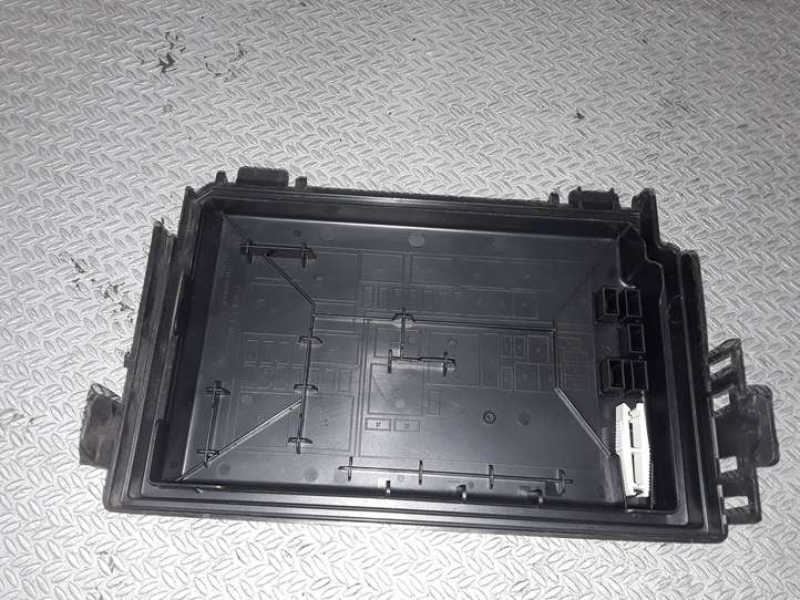 Opel Meriva (2010 - 2014)  13246936 Крышка ящика предохранителей