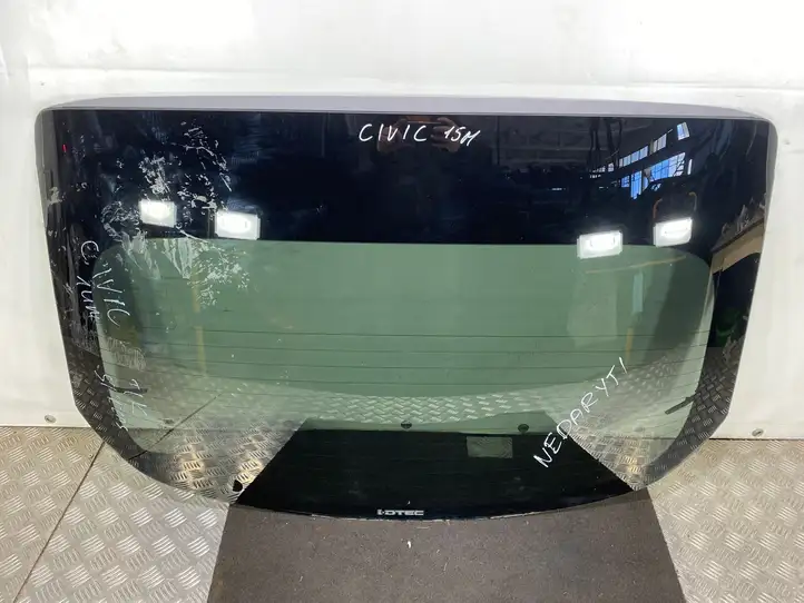Honda Civic IX (2011 - 2017) Стекло двери багажника — фото 1