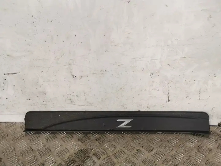 Nissan 370Z (2014 - ) Внутренняя отделка переднего порога — фото 1