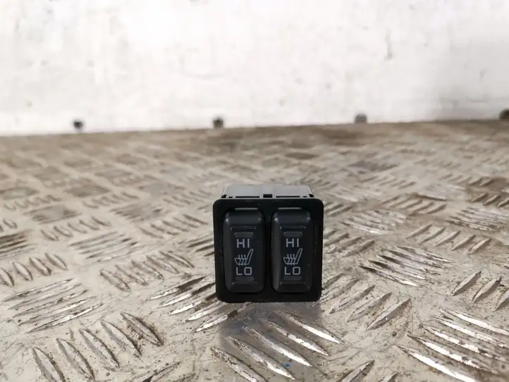 Mitsubishi Outlander (2016 - 2018) Включатель обогрева — фото 1