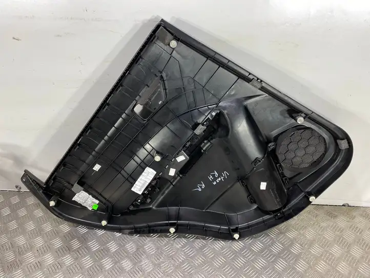 Suzuki Vitara (2018 - ) 8307654P20 Обшивка задней двери — фото 8