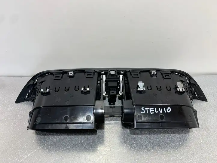 Alfa Romeo Stelvio Type 949 (2017 - ) 1561160970 Центральный воздушный дефлектор — фото 11