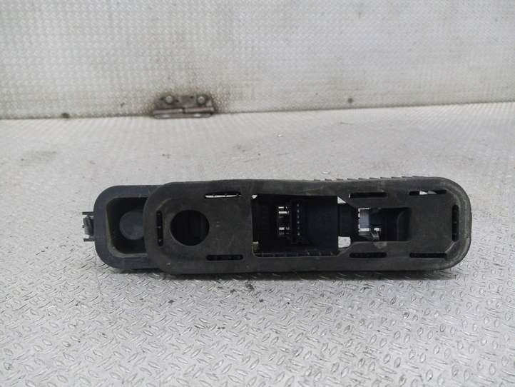 Opel Vivaro (2006 - 2014)  25467008 Держатель крышки лампы заднего фонаря