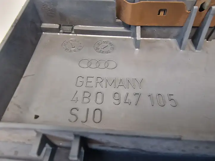 Audi A6 S6 C5 4B (1997 - 2001) 4B0947105 Задняя подсветка — фото 3