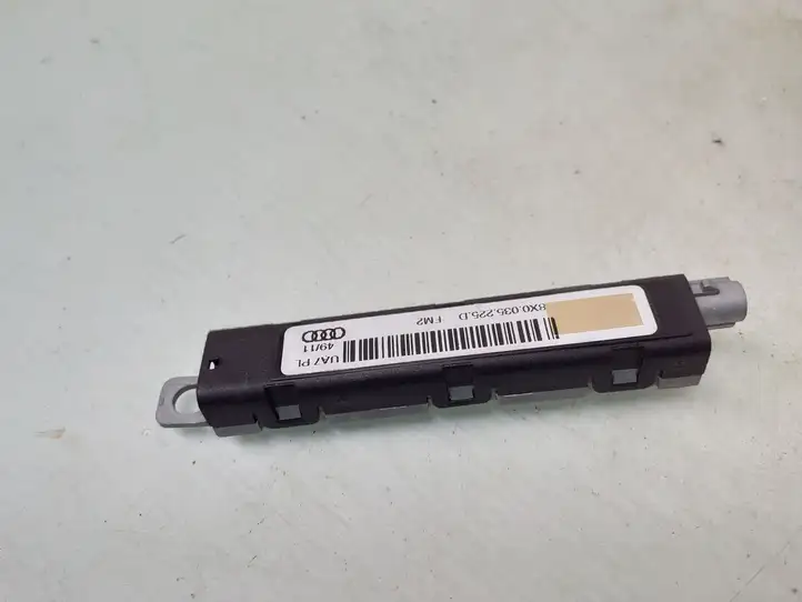 Audi A1 (2010 - 2014) 8X0035225D Усилитель антенны — фото 2