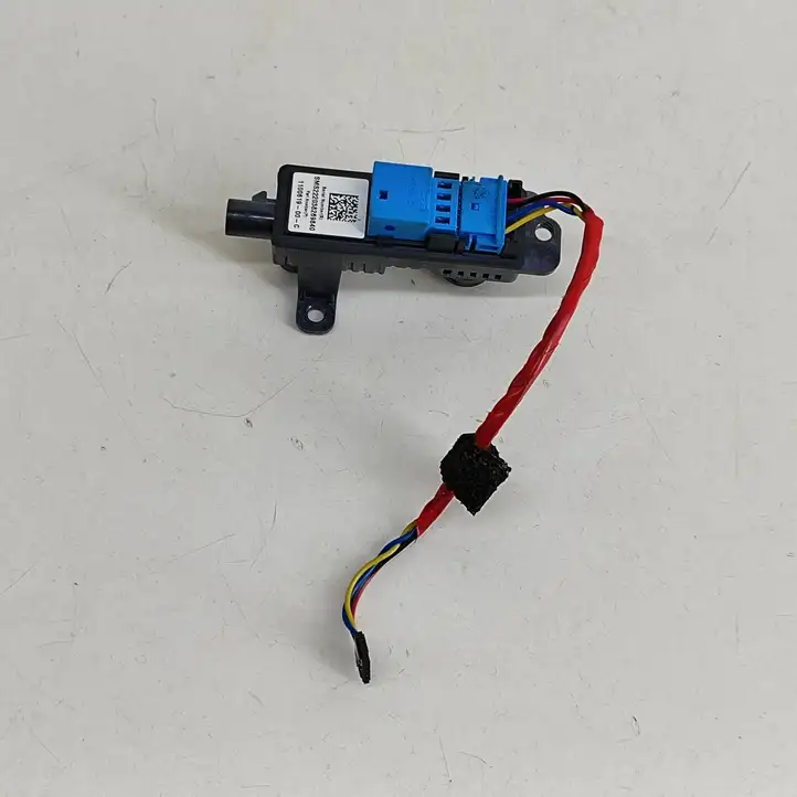 Tesla Model Y (2019 - 2024)  110061900C Боковая камера в крыле