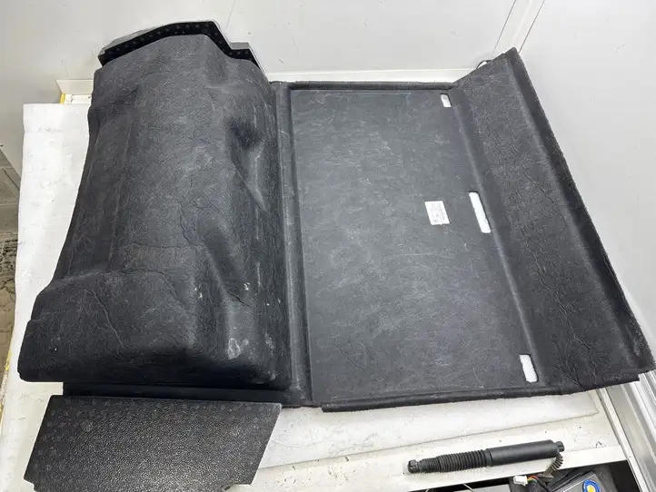 Tesla Model X (2015 - 2021) 108845400B Задний коврик салона — фото 3