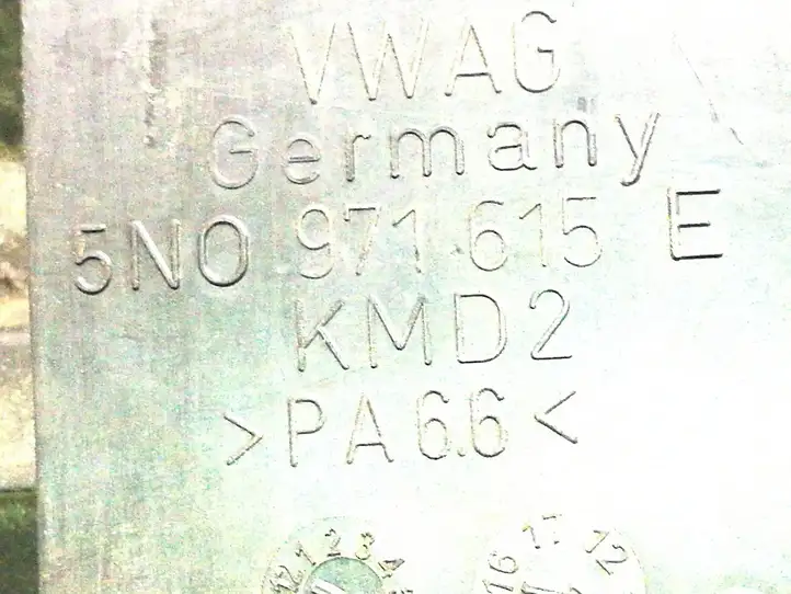 Audi Q3 (2011 - 2014)  5N0971615E Другая деталь отсека двигателя