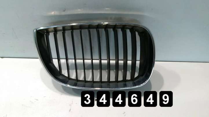 22405910 BMW 1 E81 E87 Grotelės priekinės