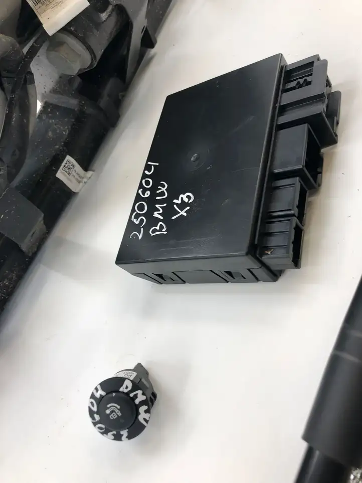 BMW    5a272e703 Комплект крюка