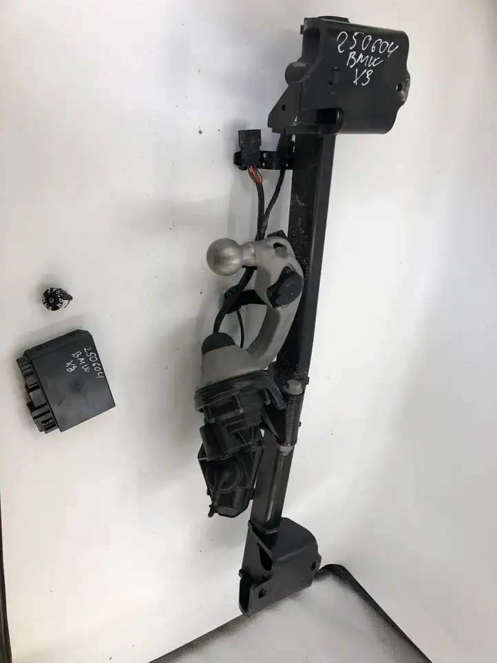 BMW    5a272e703 Комплект крюка