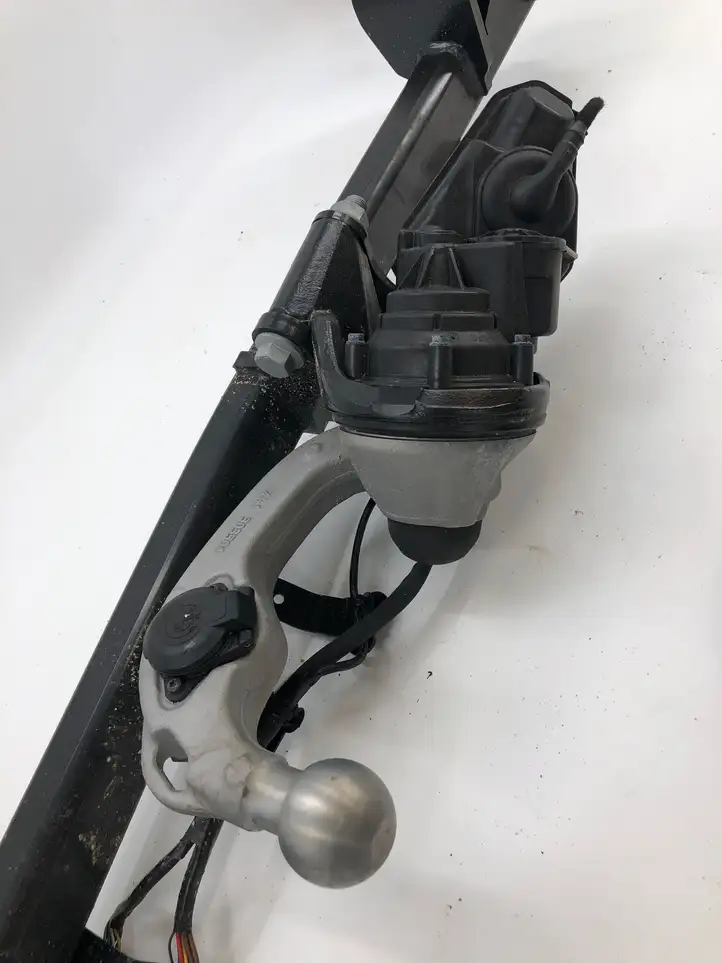 BMW    5a272e703 Комплект крюка