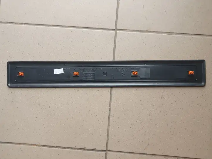 Mercedes-Benz GL X164 (2006 - 2012) A1646800435 Внутренняя отделка переднего порога — фото 3