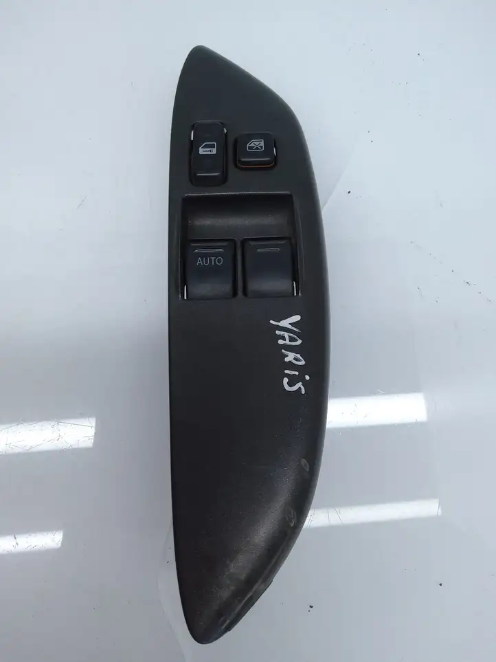 Toyota Yaris (1999 - 2003) Кнопка стеклоподъемников — фото 1